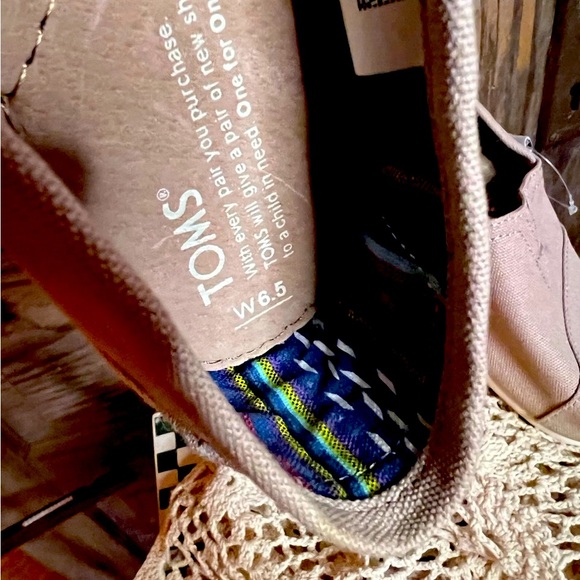 Toms Canvas Slid-Ons, Tan Size 6.5 - Picture 2 of 3